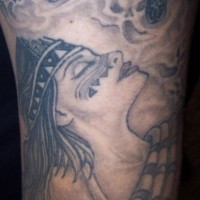 el tatuaje de una mujer azteca fumando