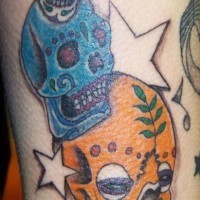 el tatuaje de las calaveras mexicanas de diferentes colores rodeadas de estrellas