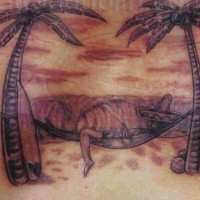 el tatuaje de un surfista mexicano en una hamaca entre las palmas