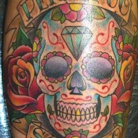 el tatuaje de una calavera mexicana y colorada 