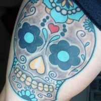 el tatuaje de una calavera mexicana colorada en el brazo