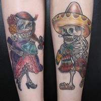 el tatuaje doblede una pareja de esqueletos mexicanos hombre y mujer muy colorados hecho en las dos piernas