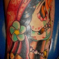 Weibliches Zuckerskelett im roten Umhang Tattoo