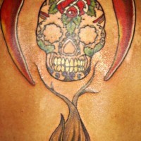 el tatuaje de una calavera mexicana, chiles y ajo hecho en la espalda