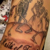 el tatuaje de una pareja de esqueletos mexicanos bailando 