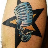Farbiges Tattoo mit Mikrofon und Stern