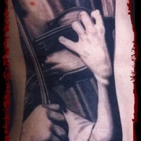 el tatuaje realista de una persona tocando el violin