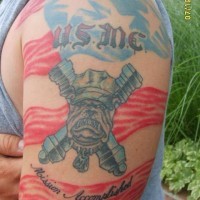el tatuaje de un perro buldog sobre las bandera americana 