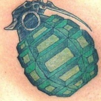 el tatuaje de una granada de color verde