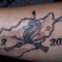 el tatuaje de una serpiente con los escopetas cruzadas