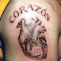 El tatuaje de un corazon real en el hombro