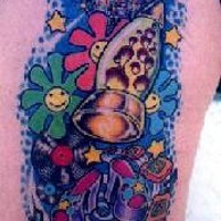 el tatuaje de una lampara de lava ,flores, estrellas en estilo disco hecho en el hombro