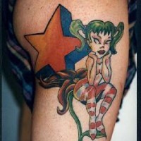 el tatuaje de una niña con pelo verde y una estrella hecho en color