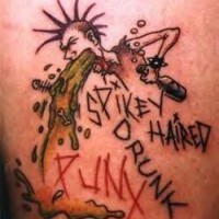 el tatujae de un punk vomitando