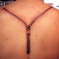 Realistischer Reißverschluss Tattoo am Rücken