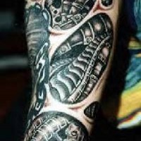 el tatuaje biomecanico hecho con tinta negra
