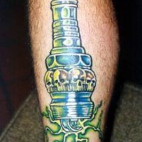 el tatuaje de un tapon electrico con calaveras hecho en la pierna