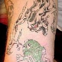 el tatuaje de un m&m's verde corriendo de una fantasma