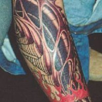 el tatuaje biomecanico hecho en color en la pierna