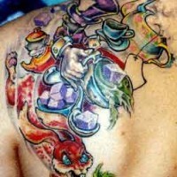el tatuaje muy colorado con personajes del libro 