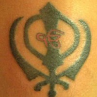 el tatuaje tribal de las espadas con un jeroglifico rojo