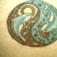 el tatuaje de yin yang con delfines