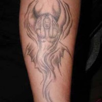 el tatuaje de una mujer demonio hecho con tinta negra
