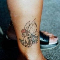 el tatuaje de una hada triste hecho en la pierna