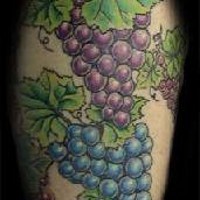 el tatuaje de las uvas realistas hecho en color