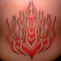 el tatuaje simetrico de las llamas de fuego hecho en color rojo y naranja