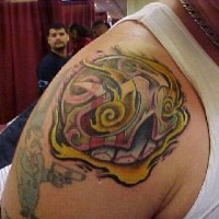 el tatuaje con un dibujo de muchos colores hecho en el brazo en estilo chino