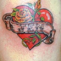 Jen im Herzen mit Rose Tattoo