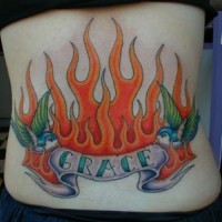 el tatuaje simmetrico de dos gorriones y llamas de fuego hecho en la espalda