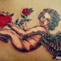 el tatuaje detallado de un angel con un corazon y una rosa hecho en color