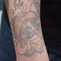 el tatuaje de una niña con pelo rojo en estilo japones