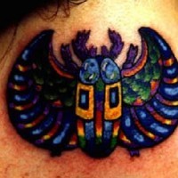 el tatuaje de un escarabajo muy coloroda hecho en la espalda