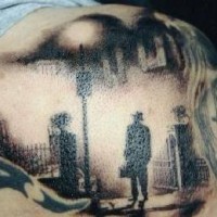 el tatuaje la vista nocturna de una ciudad hecho en la espalda