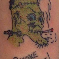 el tatuaje de un frankenstein verde con cigarro