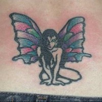 El tatuaje de una hada con alas coloradas