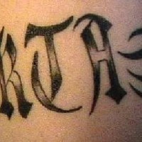 El tatuaje tribal de las letras