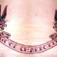 El tatuaje de un listón con palabras  dos gorriones a los lados