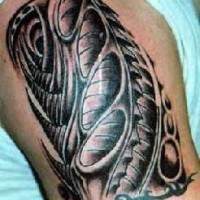 El tatuaje biomecanico hecho en el brazo