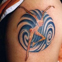 El tatuaje surrealista con una bailarina hecho  en color azul y naranja