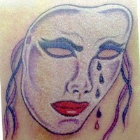 El tatuaje de una mascara de teatro llorando