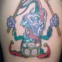El tatuaje de un enano feo con un tambor hecho en color