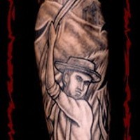 El tatuaje de un granjero hecho en color negro en todo el brazo