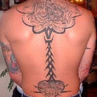 el tatuaje de una pareja de togres en una traceria tribal hecho en la espalda en color negro