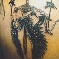 El tatuaje de un angel torturado hecho en la espalda