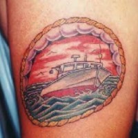 El tatuaje de un barco en el mar hecho dentro de un circulo de tracería