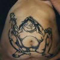 El tatuaje de una mujer orco sentada en el abdomen